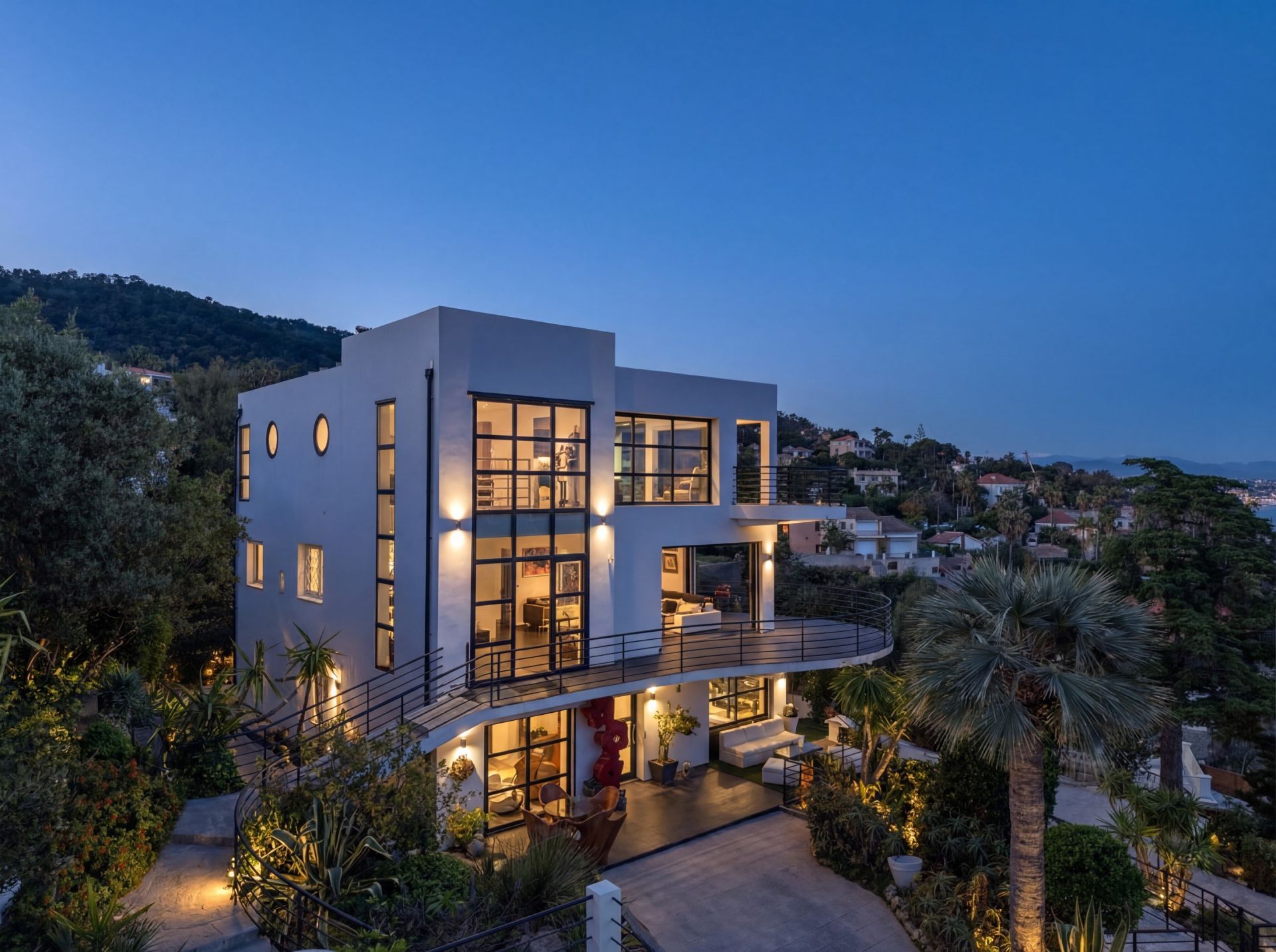 contemporary house 8 Rooms for sale on CANNES (06400)