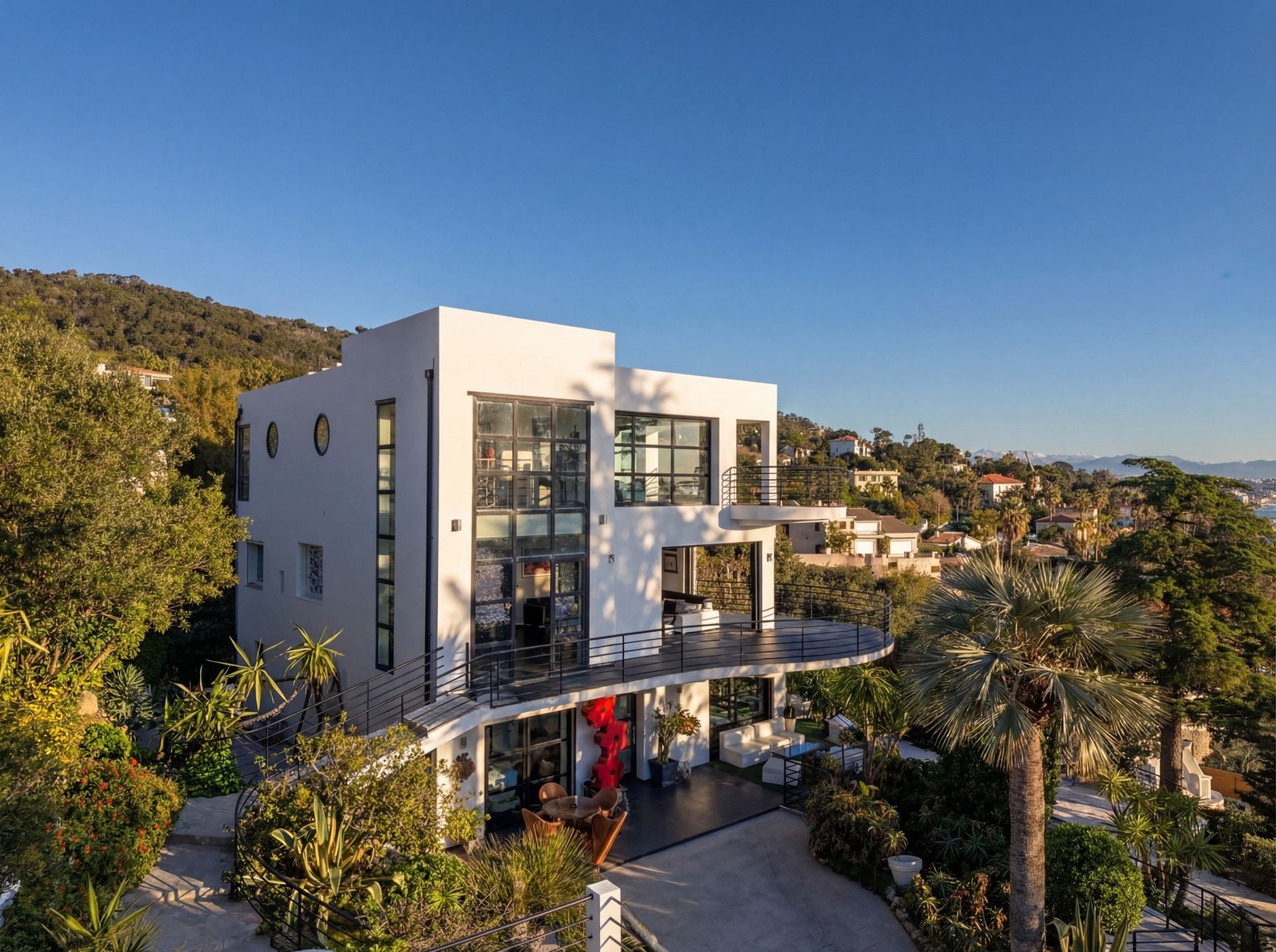 contemporary house 8 Rooms for sale on CANNES (06400)