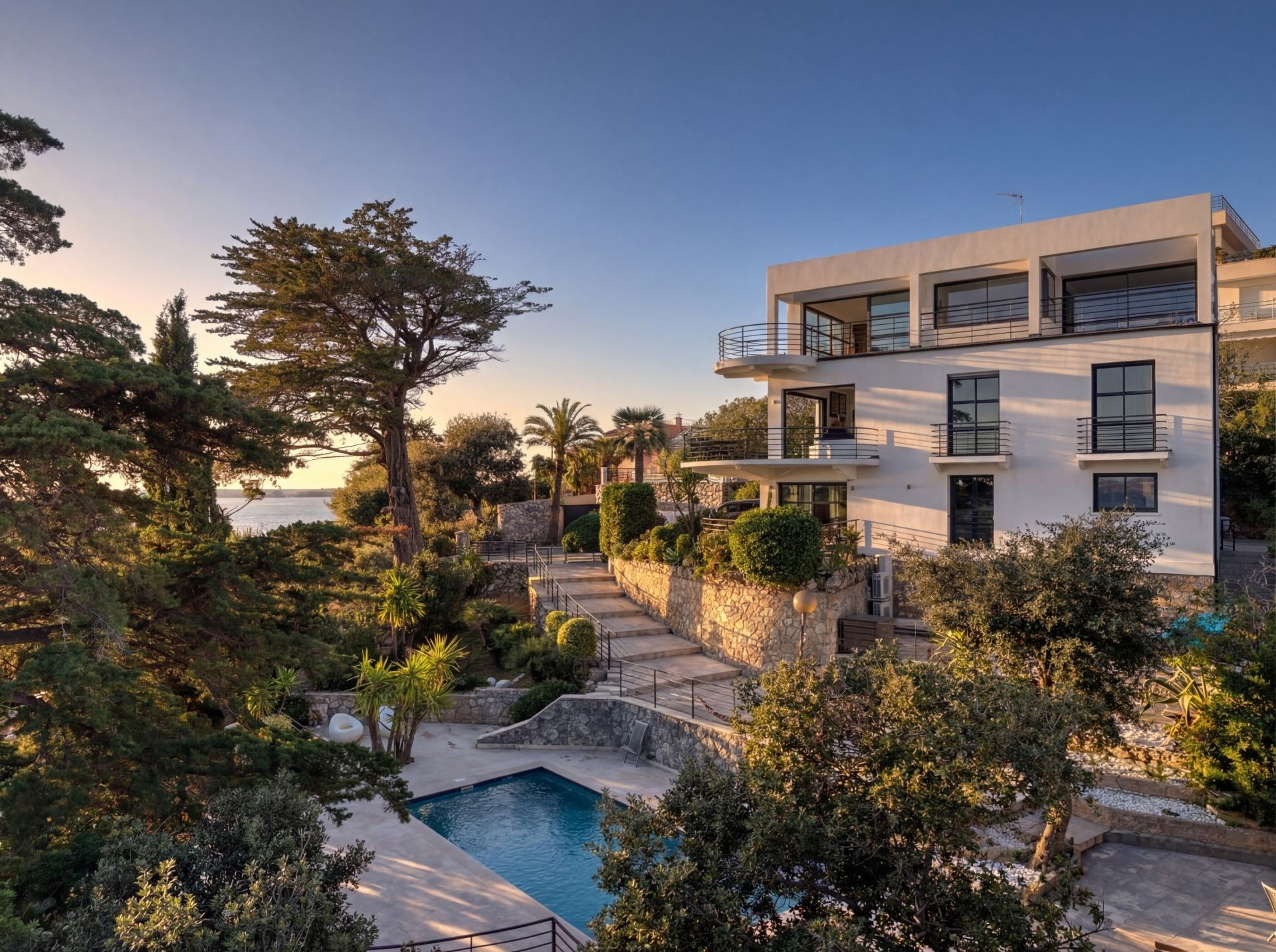 contemporary house 8 Rooms for sale on CANNES (06400)