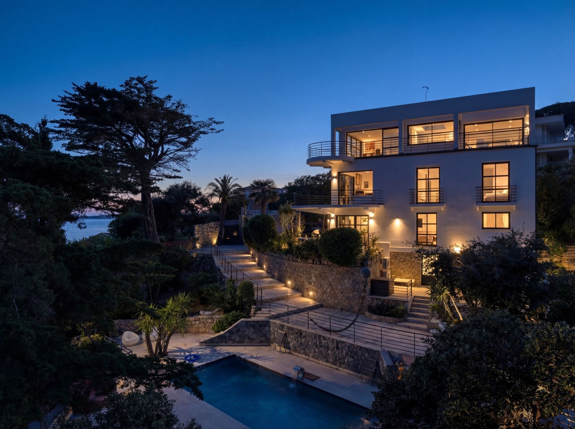 contemporary house 8 Rooms for sale on CANNES (06400)