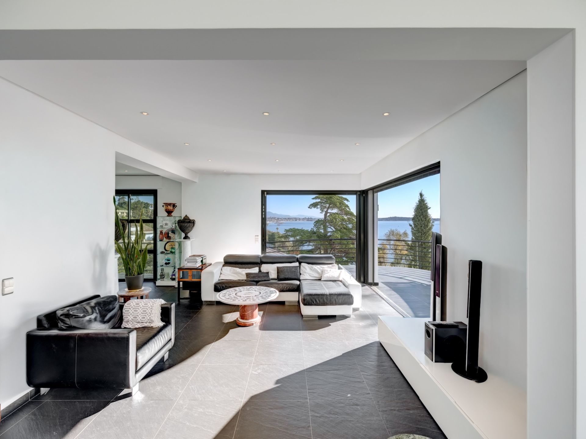contemporary house 8 Rooms for sale on CANNES (06400)