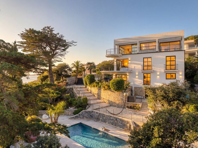 contemporary house 8 Rooms for sale on CANNES (06400)