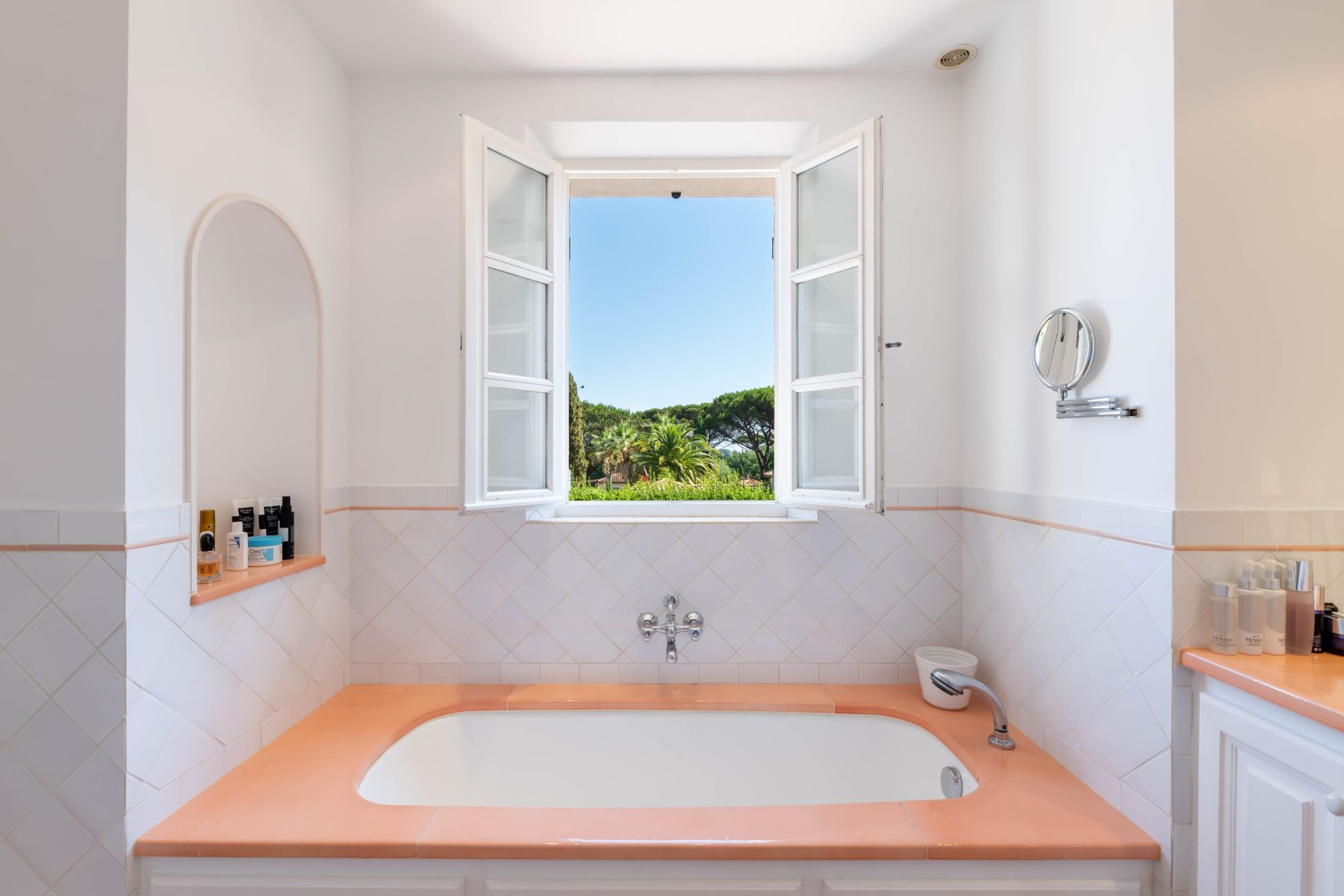 provencal house 6 Rooms for sale on ST TROPEZ (83990)