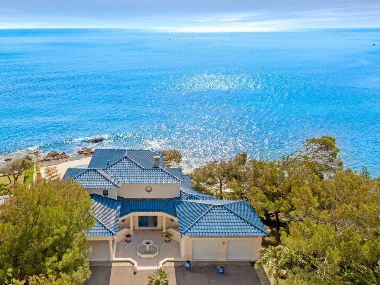 villa 7 Rooms for sale on LES ISSAMBRES (83380)
