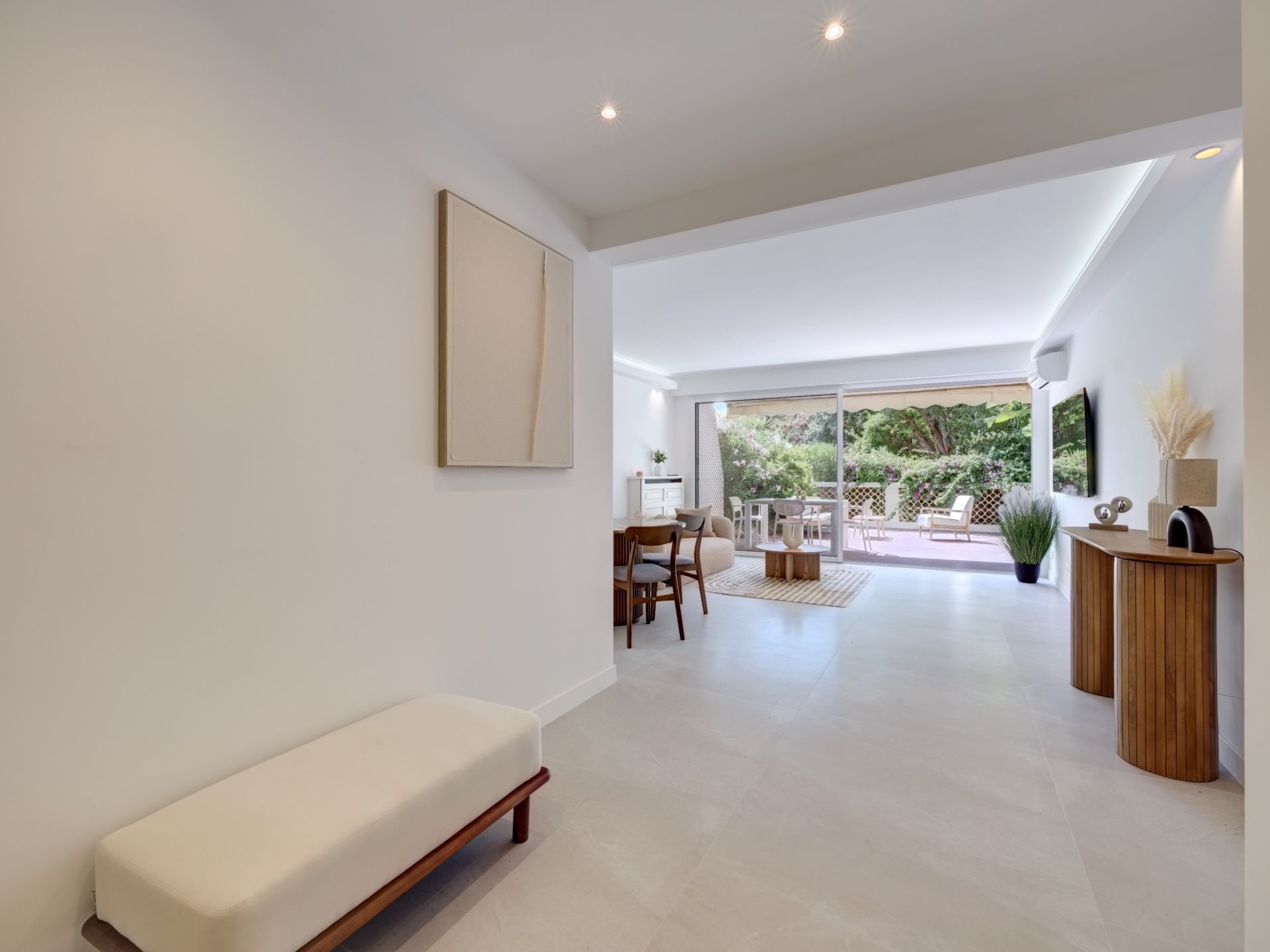 apartment 4 Rooms for sale on CANNES (06400)