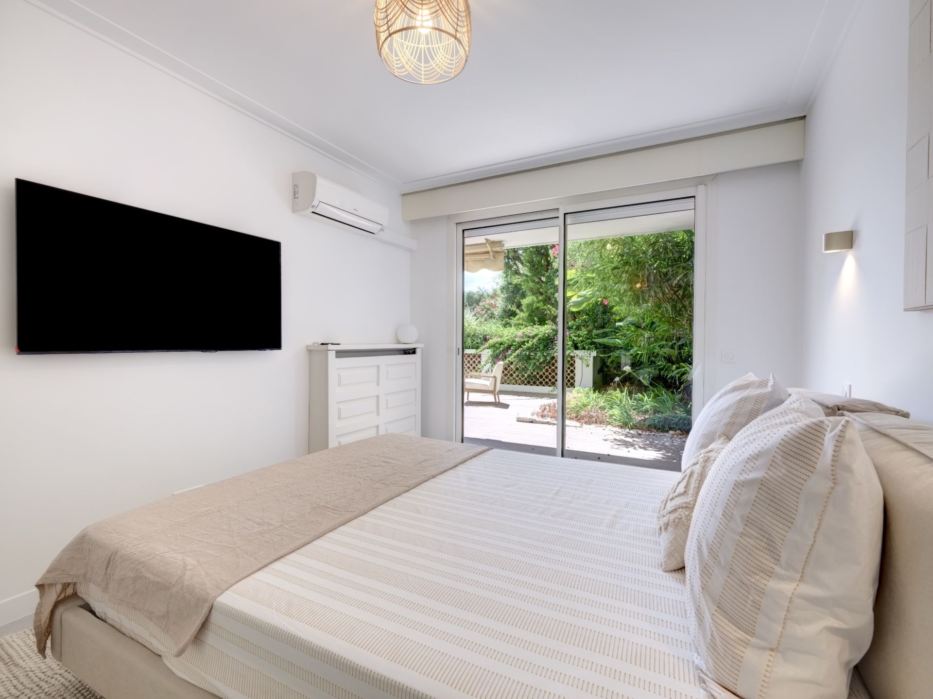 apartment 4 Rooms for sale on CANNES (06400)