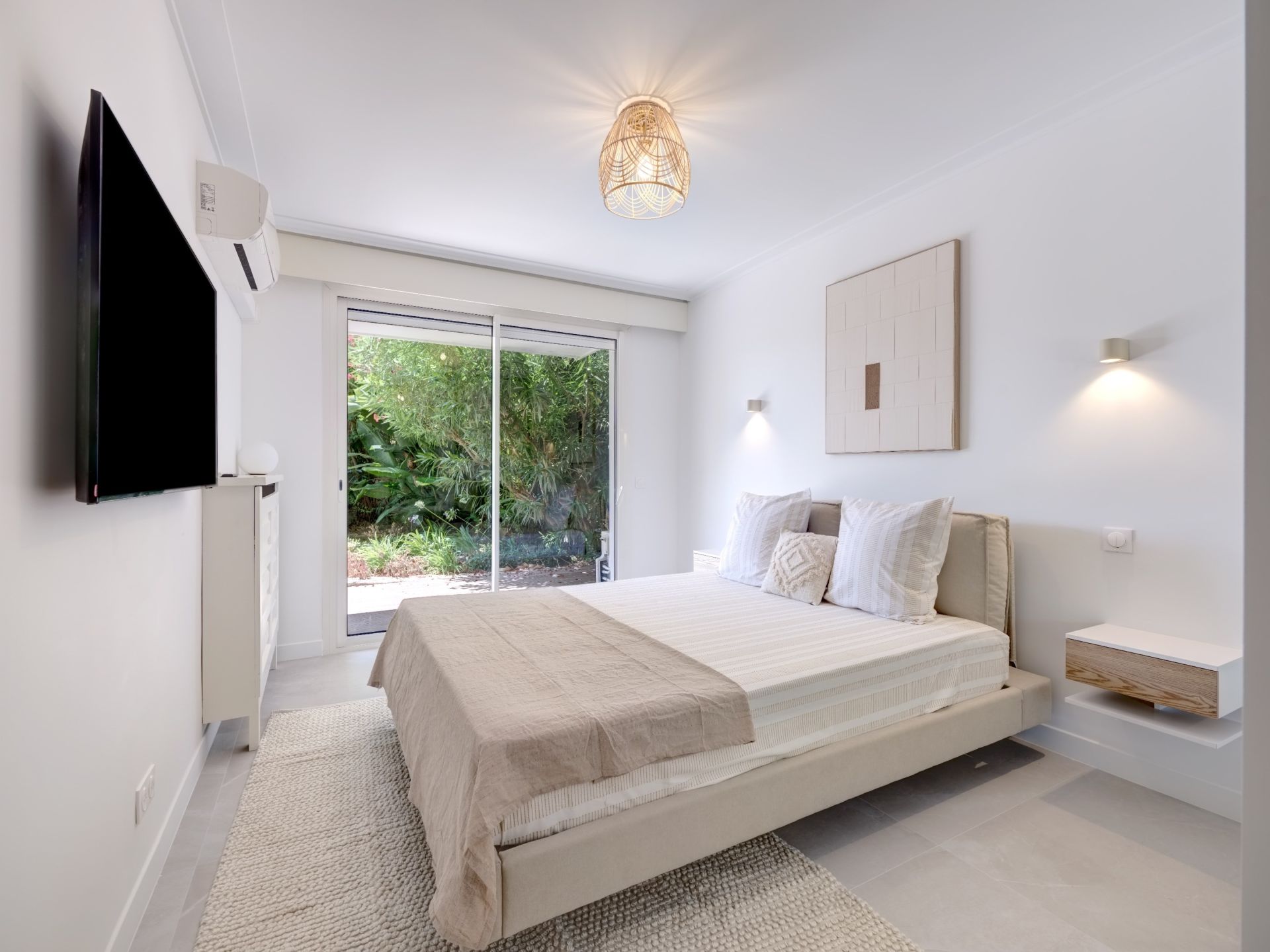 apartment 4 Rooms for sale on CANNES (06400)