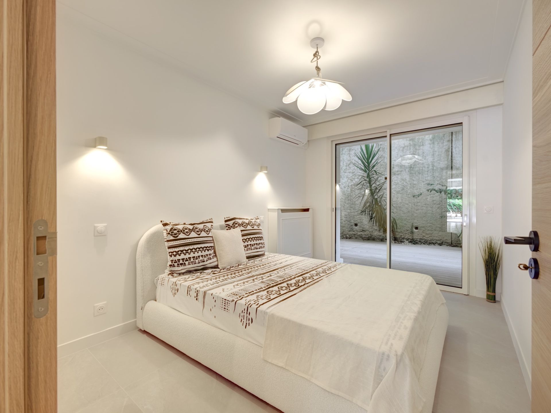 apartment 4 Rooms for sale on CANNES (06400)