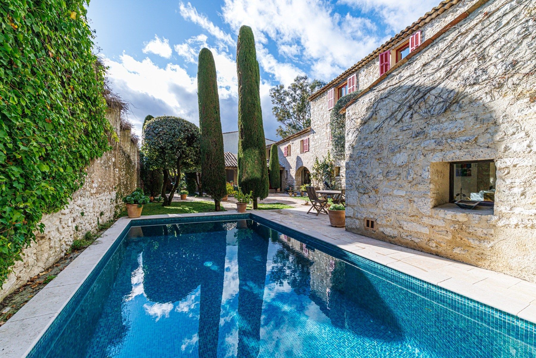 bastide 8 Rooms for sale on LA COLLE SUR LOUP (06480)