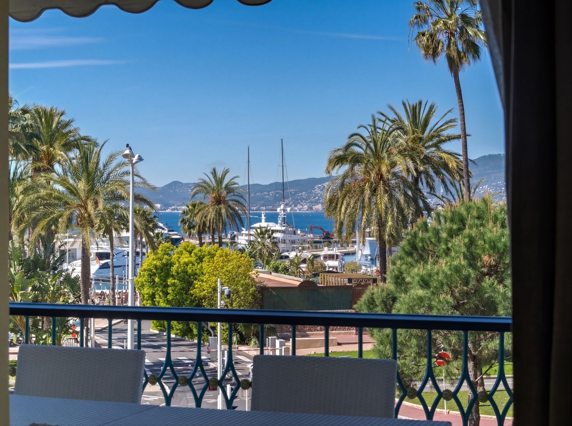 apartment 7 Rooms for sale on CANNES (06400)
