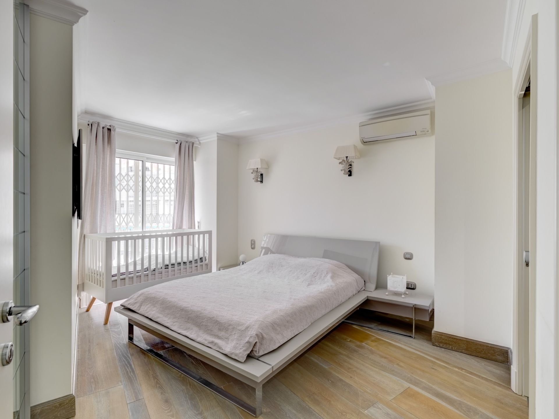 apartment 7 Rooms for sale on CANNES (06400)