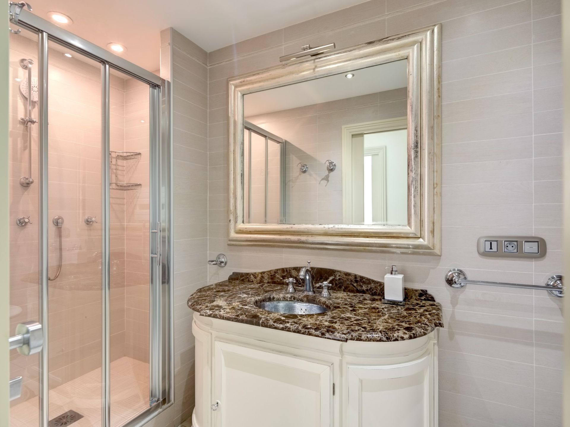 apartment 7 Rooms for sale on CANNES (06400)