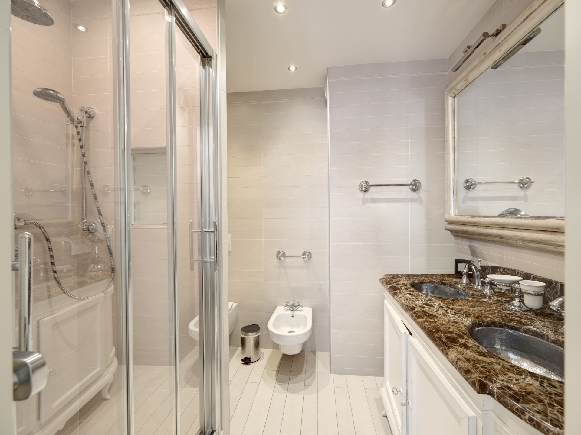 apartment 7 Rooms for sale on CANNES (06400)