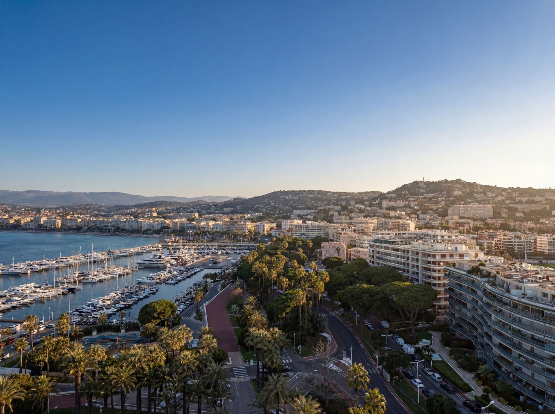 apartment 7 Rooms for sale on CANNES (06400)