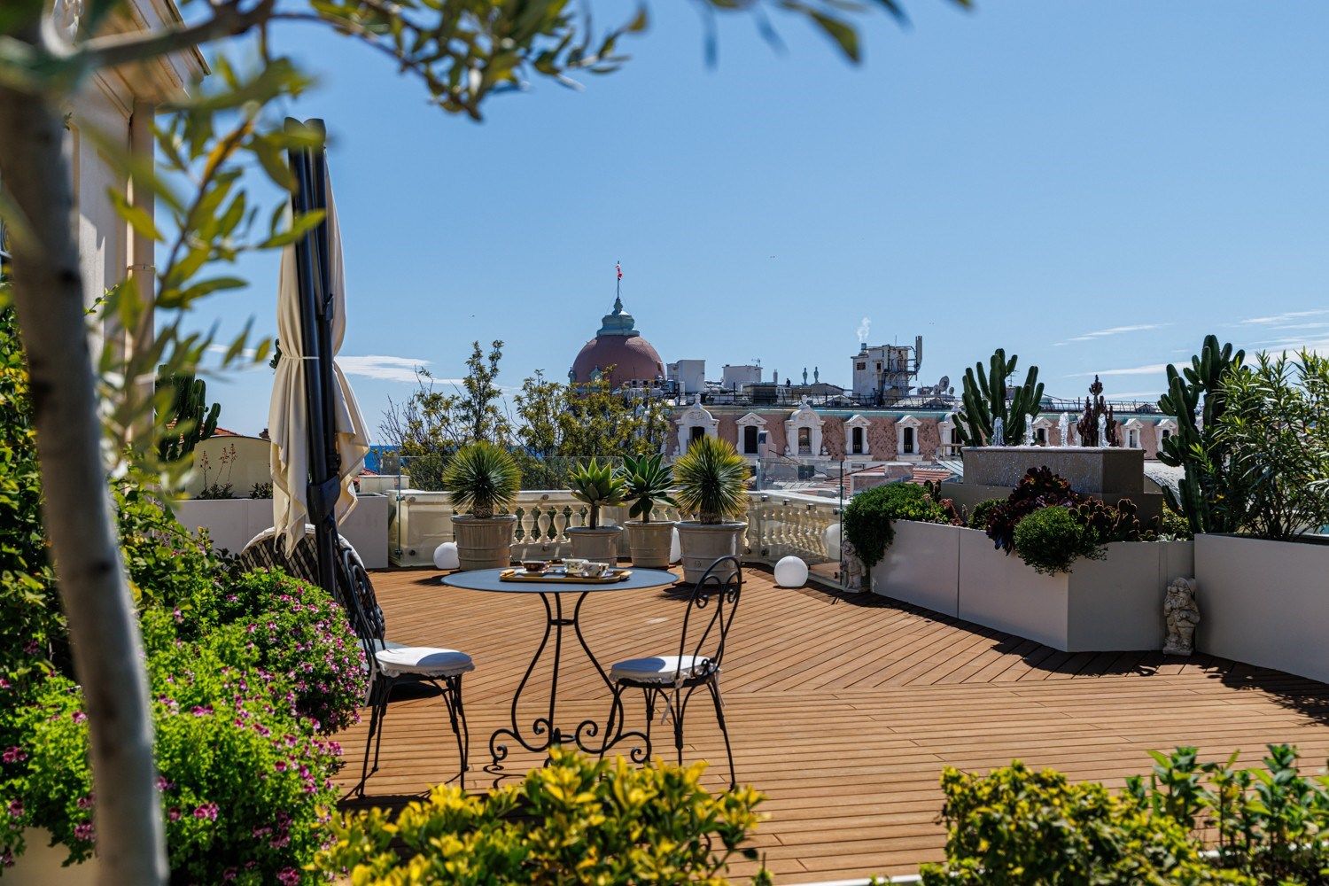 apartment 8 Rooms for sale on NICE (06000)