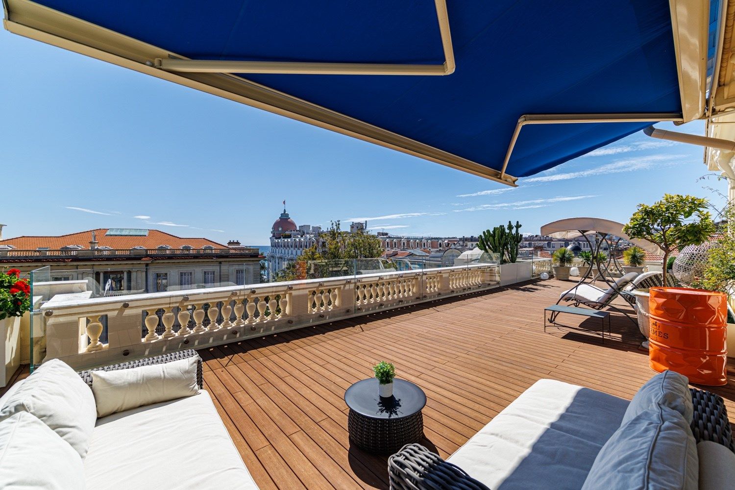 apartment 8 Rooms for sale on NICE (06000)
