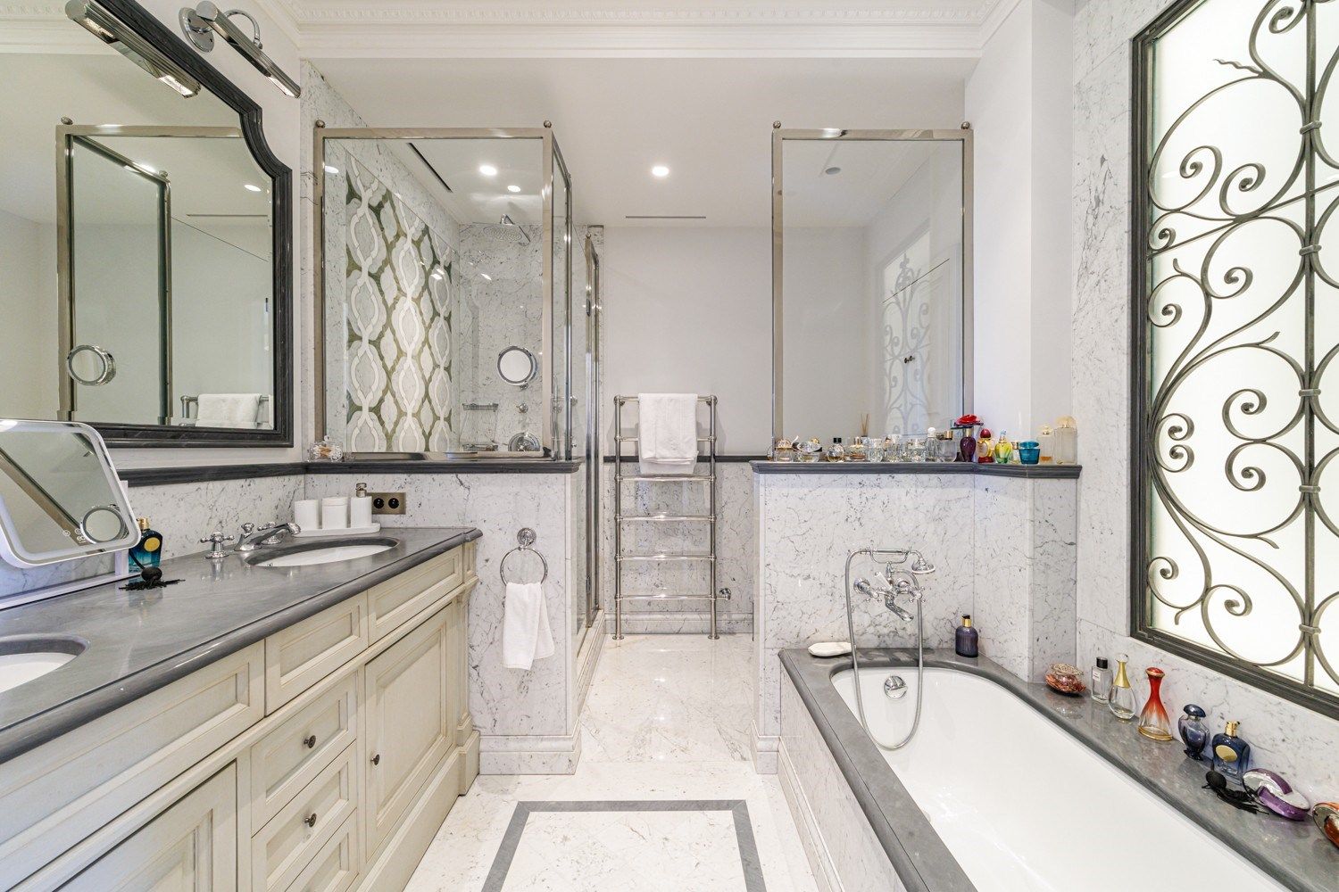 apartment 8 Rooms for sale on NICE (06000)