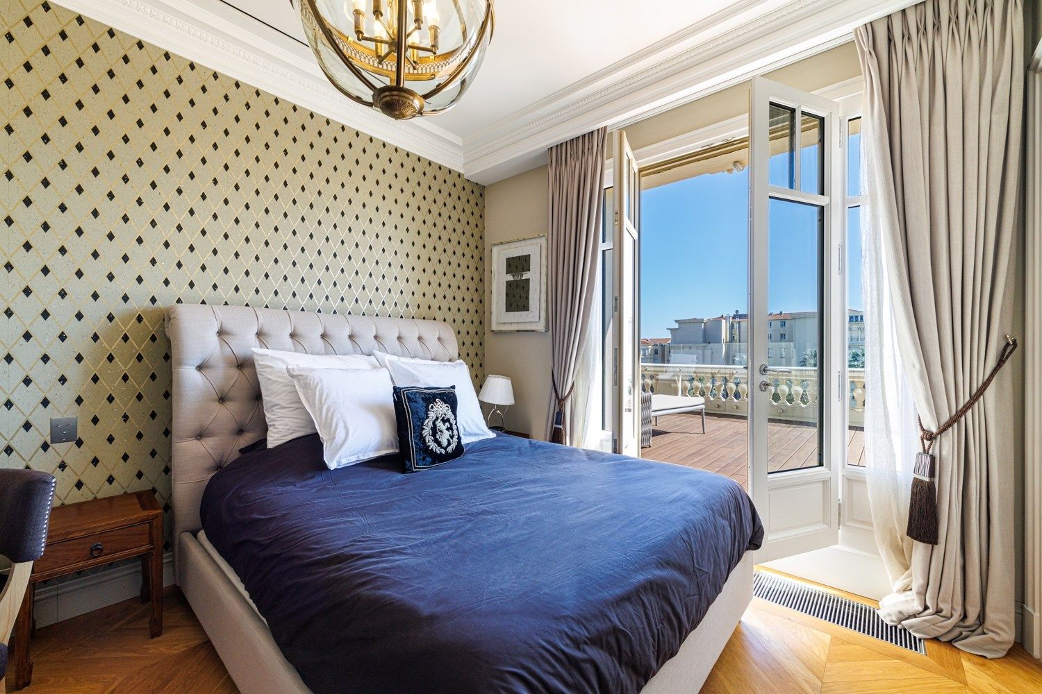 apartment 8 Rooms for sale on NICE (06000)