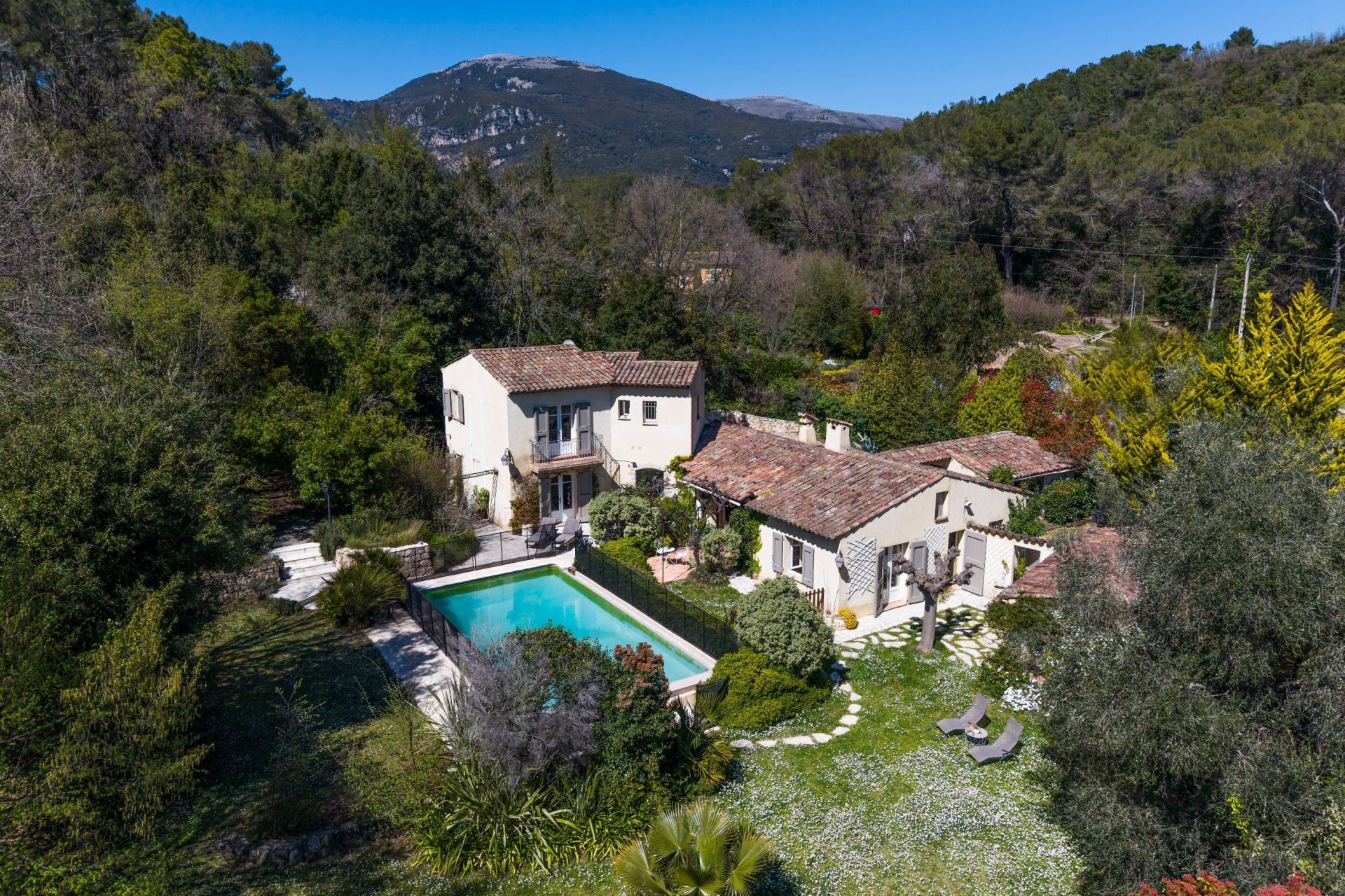 villa 5 Rooms for sale on ROQUEFORT LES PINS (06330)