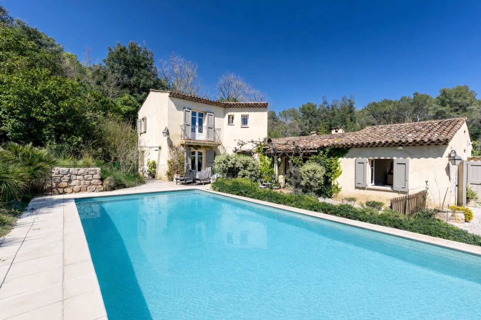villa 5 Rooms for sale on ROQUEFORT LES PINS (06330)