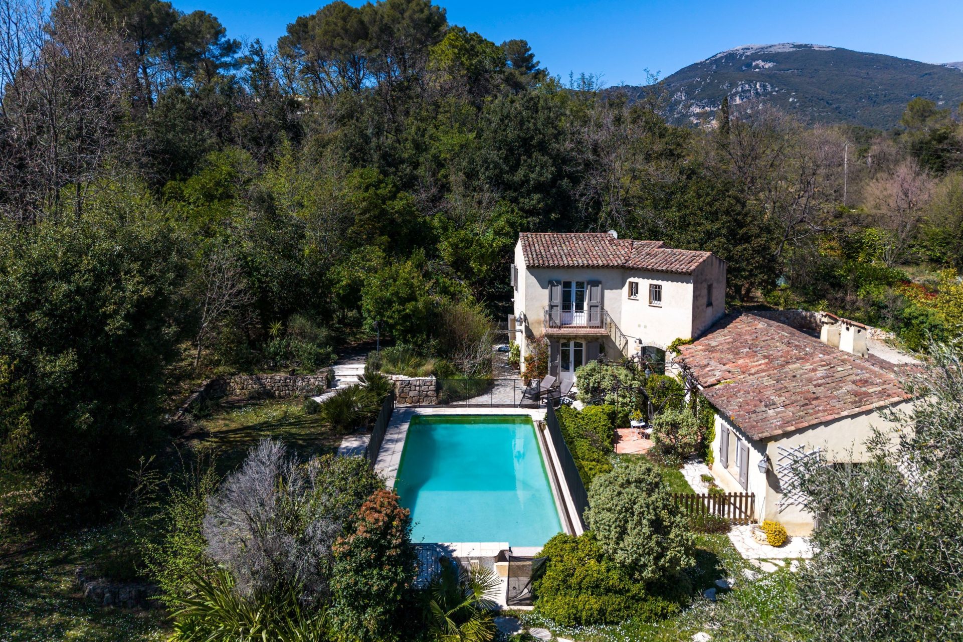 villa 5 Rooms for sale on ROQUEFORT LES PINS (06330)