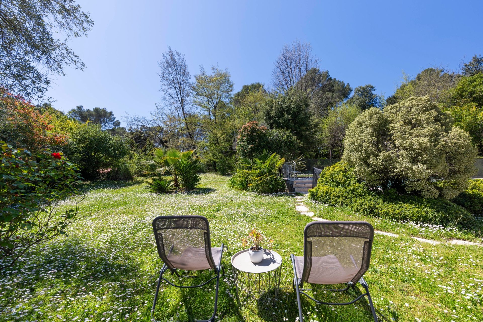 villa 5 Rooms for sale on ROQUEFORT LES PINS (06330)