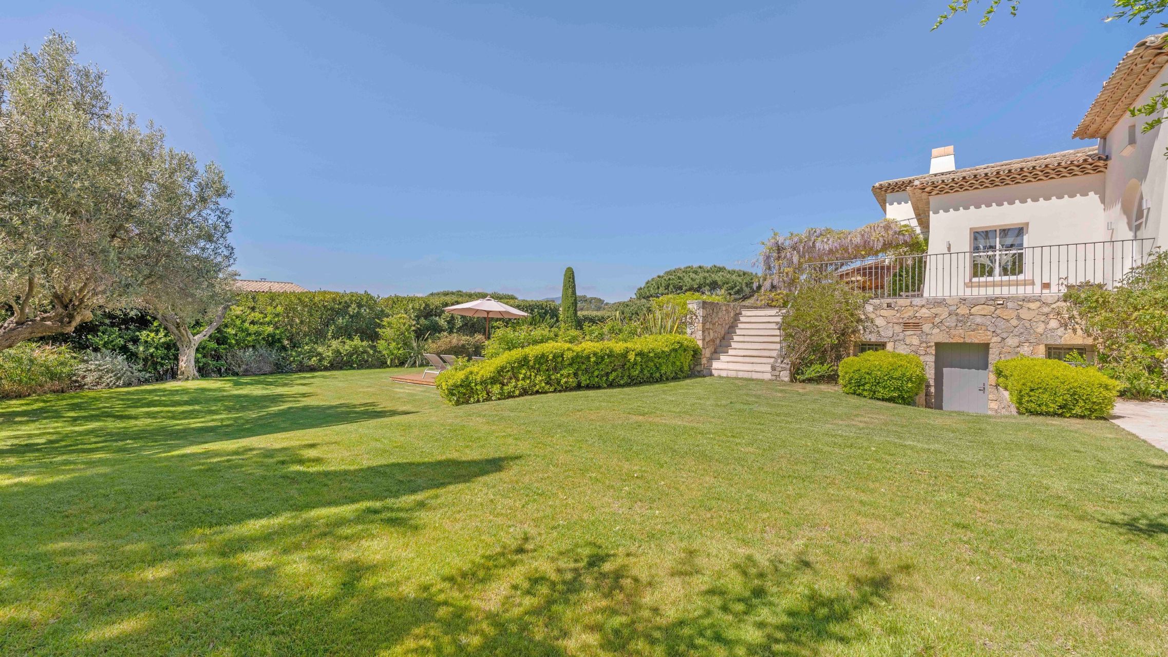 propriété 10 Pièces en vente sur LA CROIX VALMER (83420)