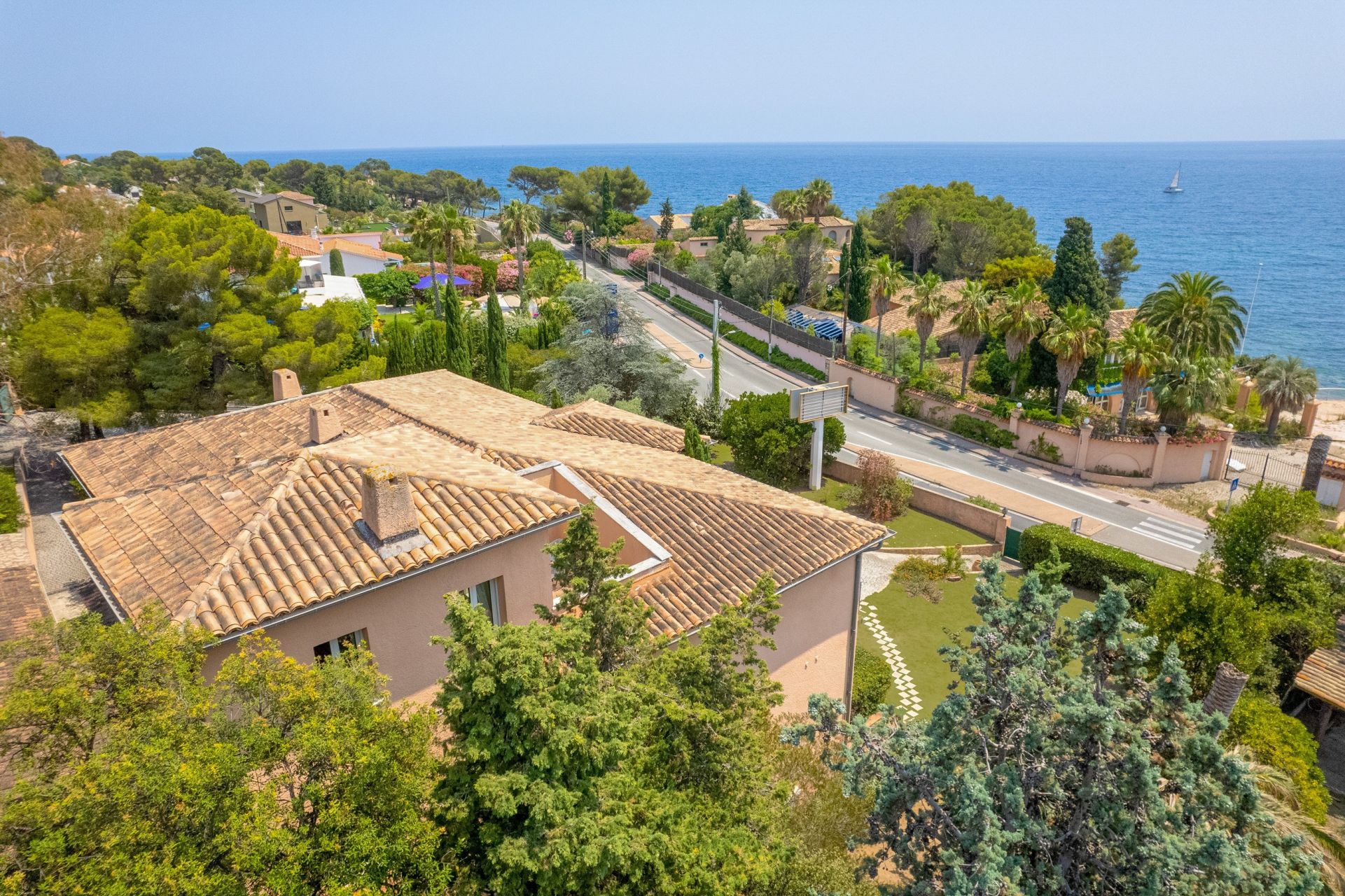 provencal house 12 Rooms for sale on LES ISSAMBRES (83380)