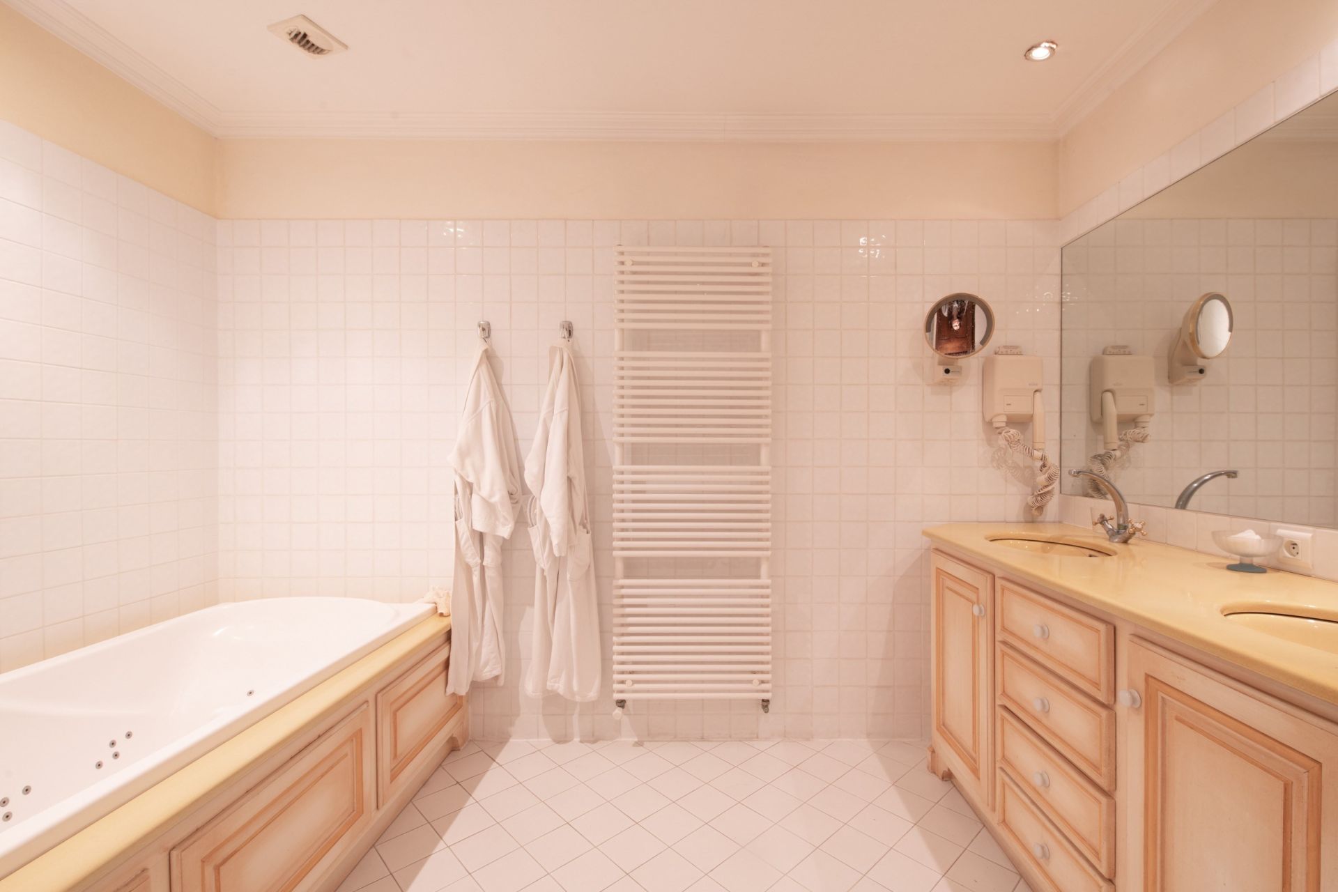 provencal house 12 Rooms for sale on LES ISSAMBRES (83380)