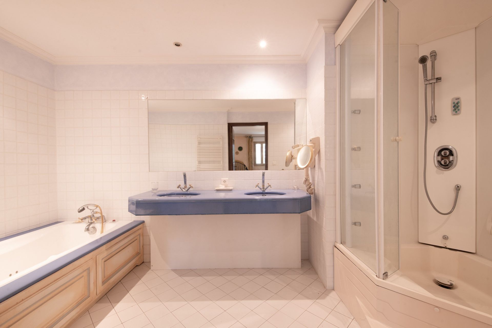 provencal house 12 Rooms for sale on LES ISSAMBRES (83380)