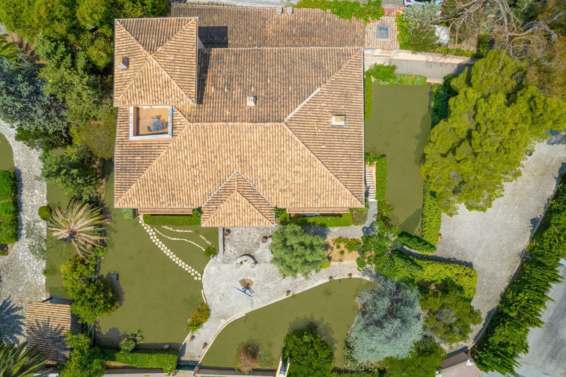 provencal house 12 Rooms for sale on LES ISSAMBRES (83380)