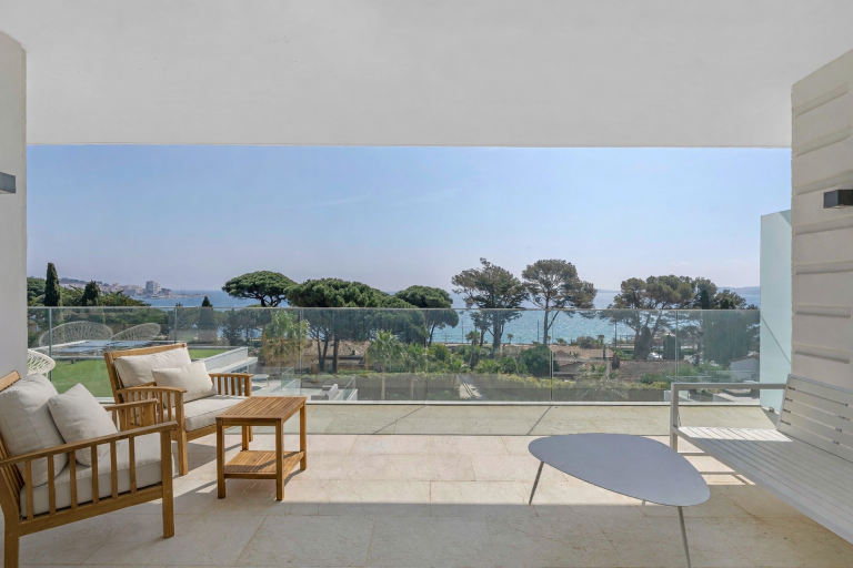 apartment 4 Rooms for sale on STE MAXIME (83120)