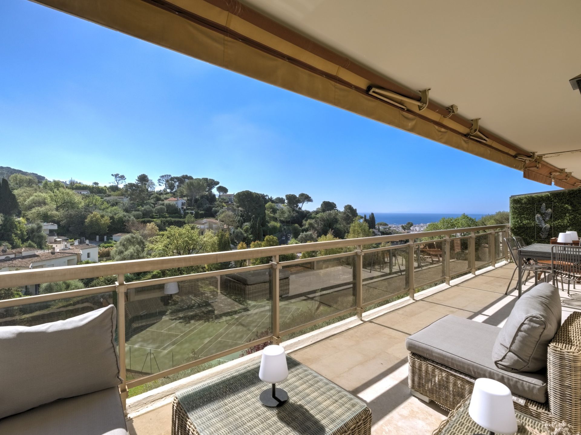 apartment 4 Rooms for sale on LE CANNET (06110)