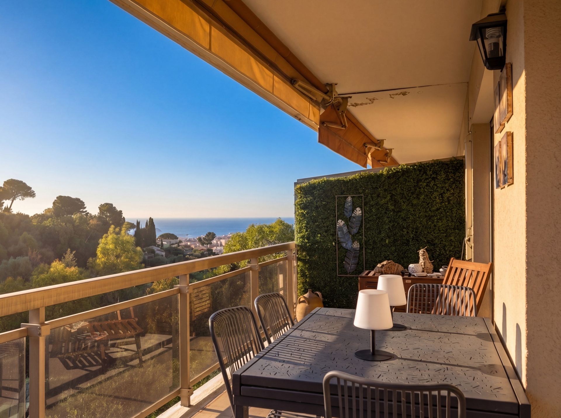 apartment 4 Rooms for sale on LE CANNET (06110)