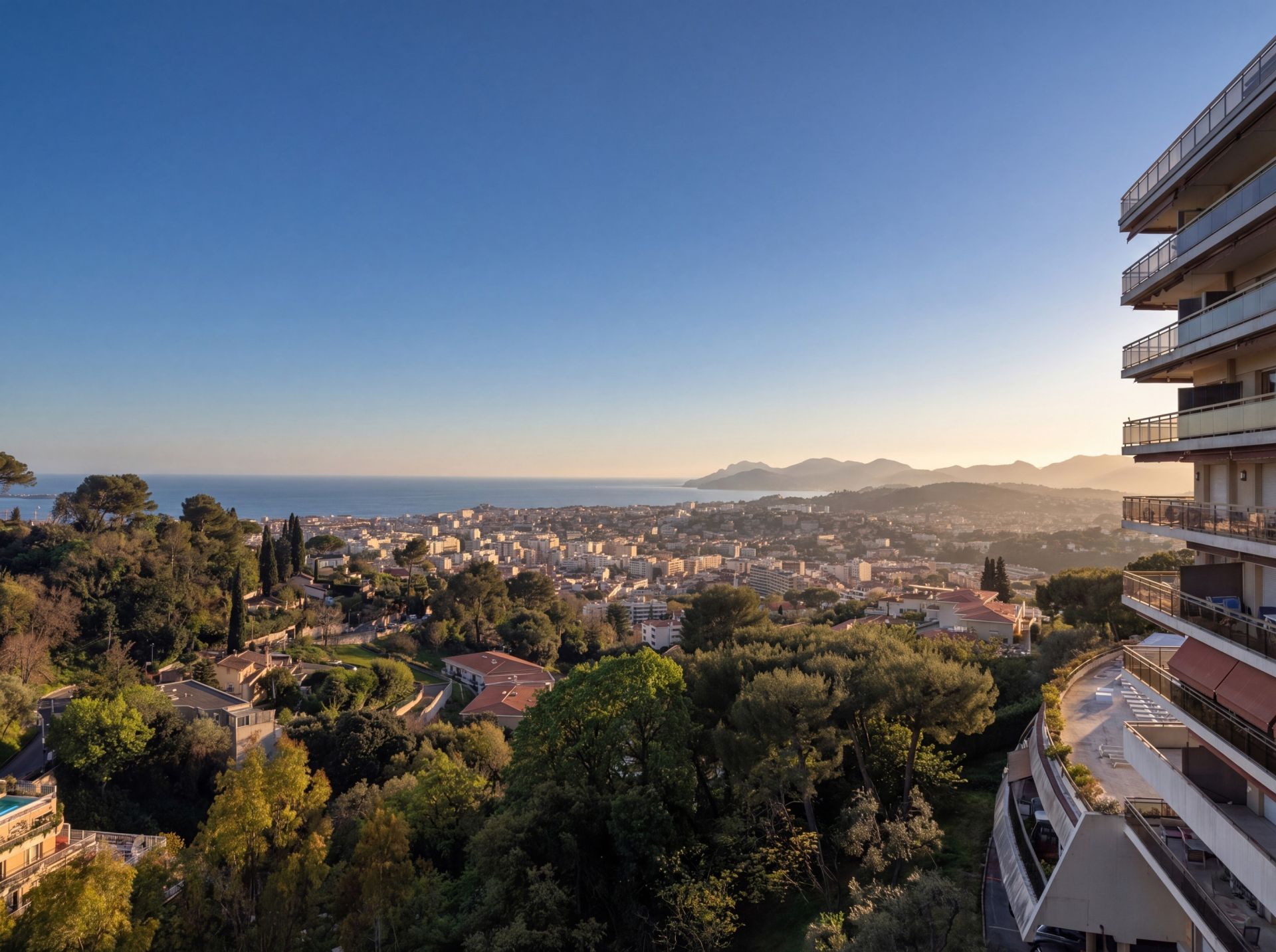 apartment 4 Rooms for sale on LE CANNET (06110)