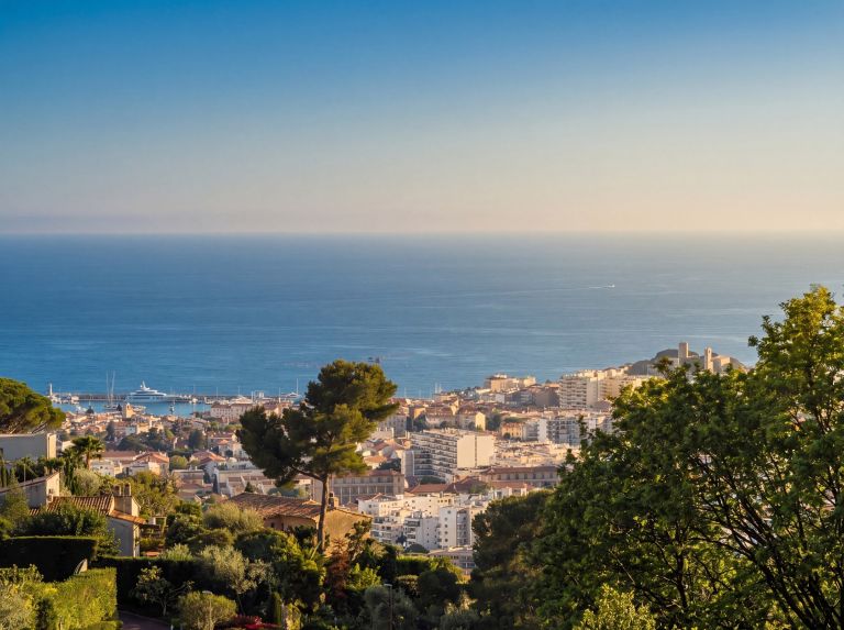 apartment 4 Rooms for sale on LE CANNET (06110)