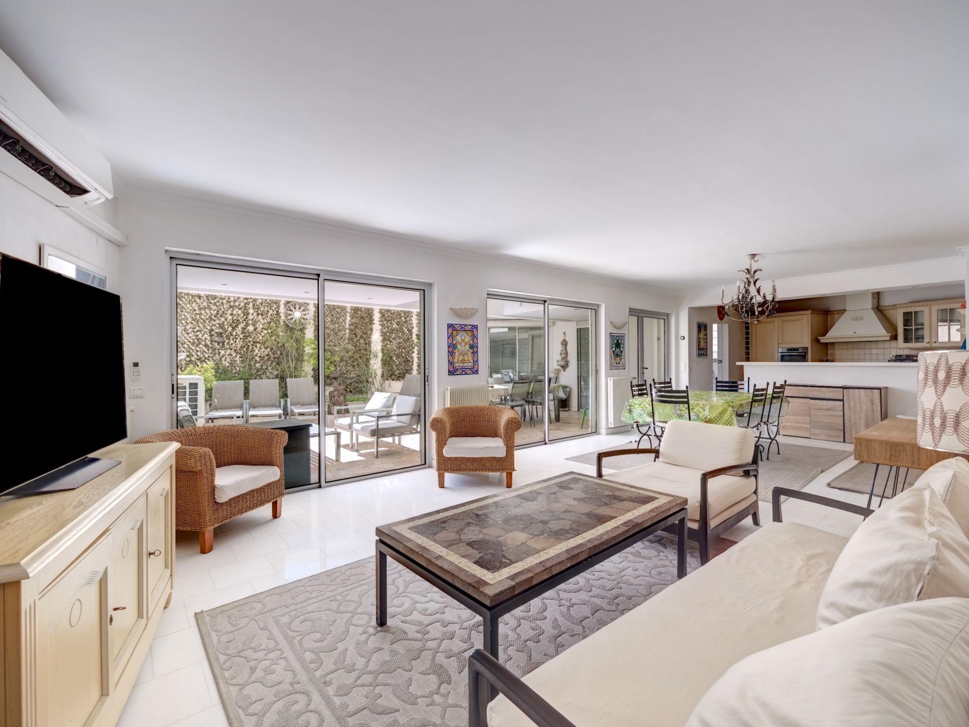 apartment 6 Rooms for sale on CANNES (06400)