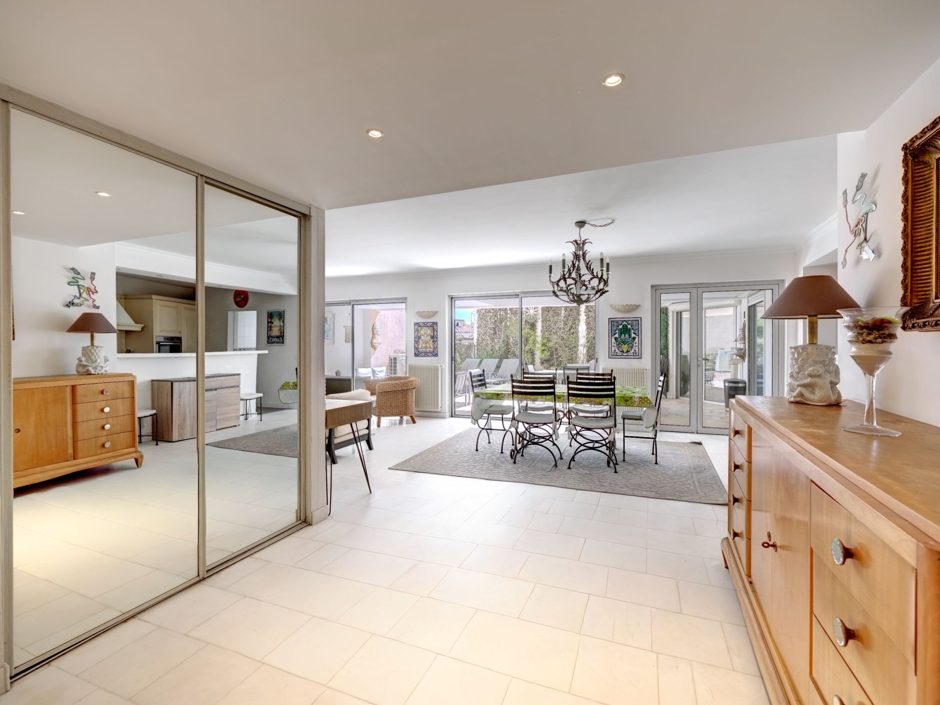 apartment 6 Rooms for sale on CANNES (06400)