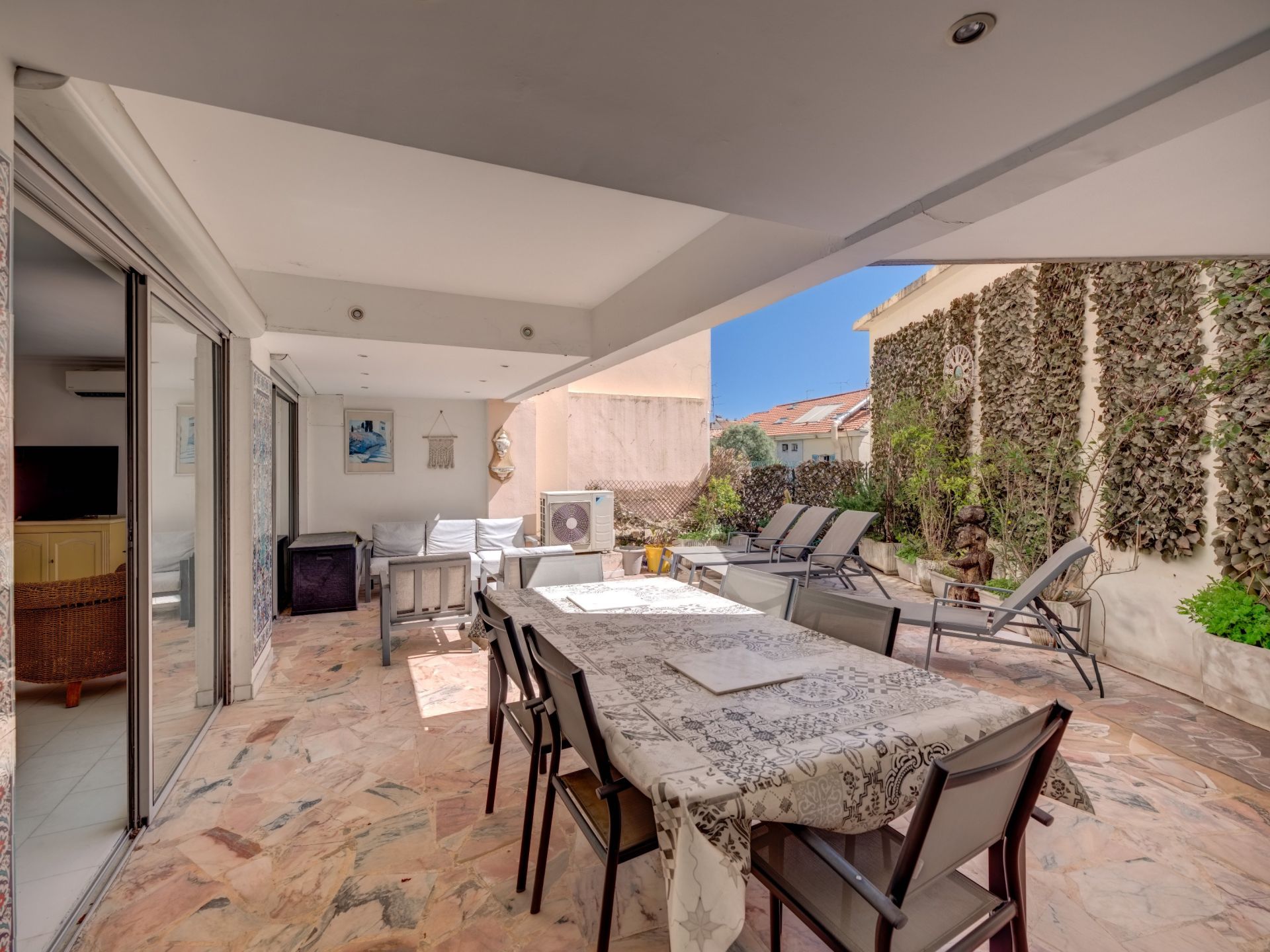 apartment 6 Rooms for sale on CANNES (06400)