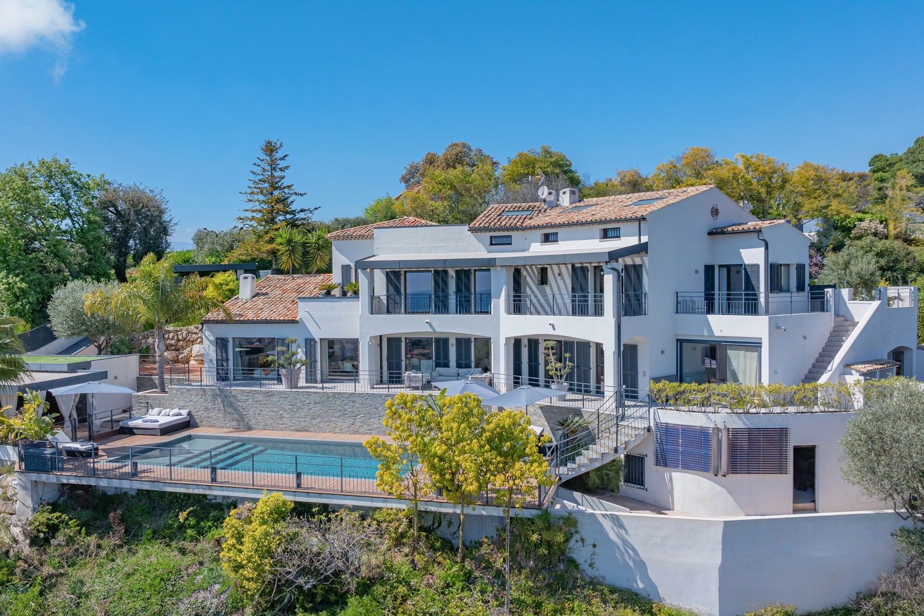villa 8 Rooms for sale on CAGNES SUR MER (06800)