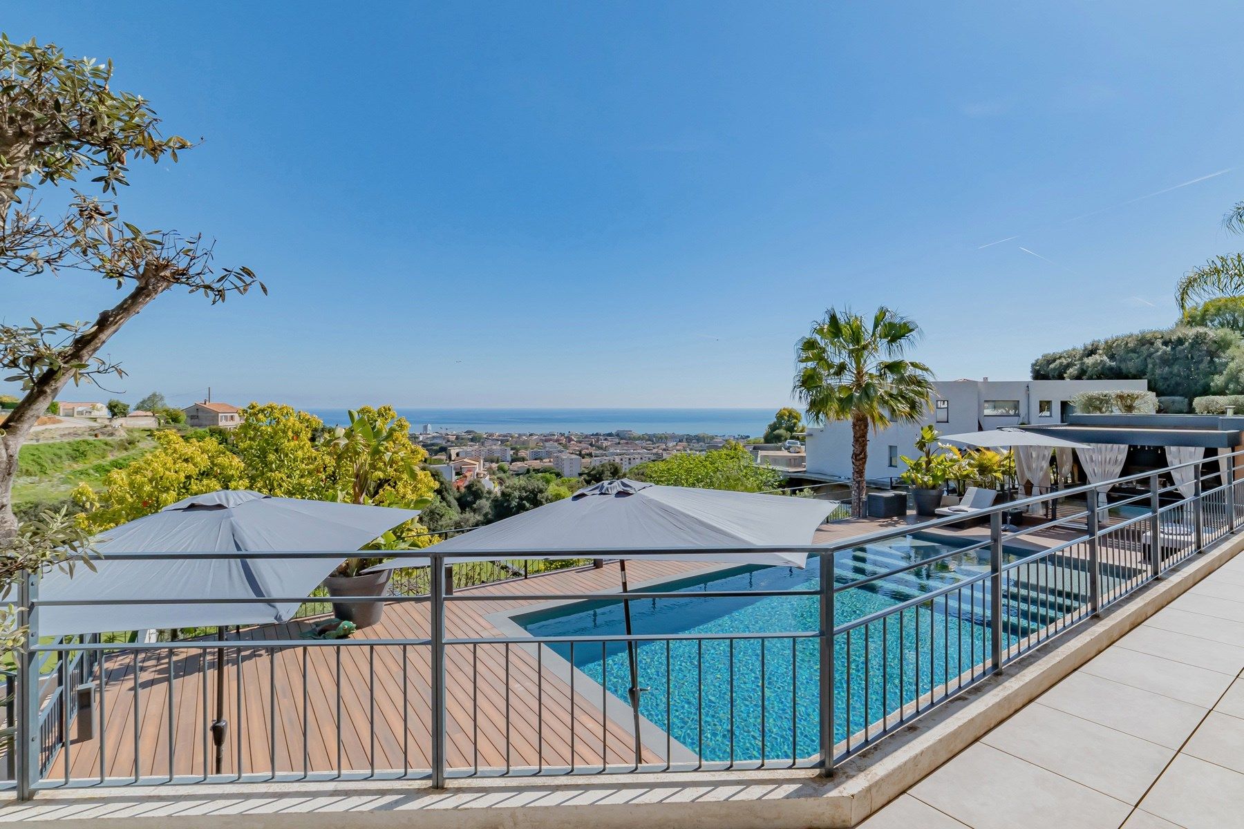 villa 8 Rooms for sale on CAGNES SUR MER (06800)
