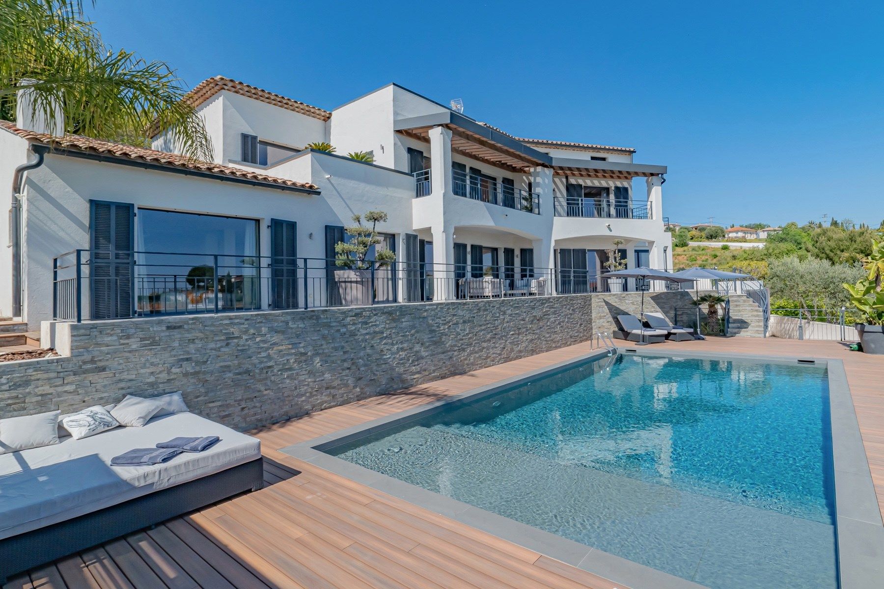 villa 8 Rooms for sale on CAGNES SUR MER (06800)