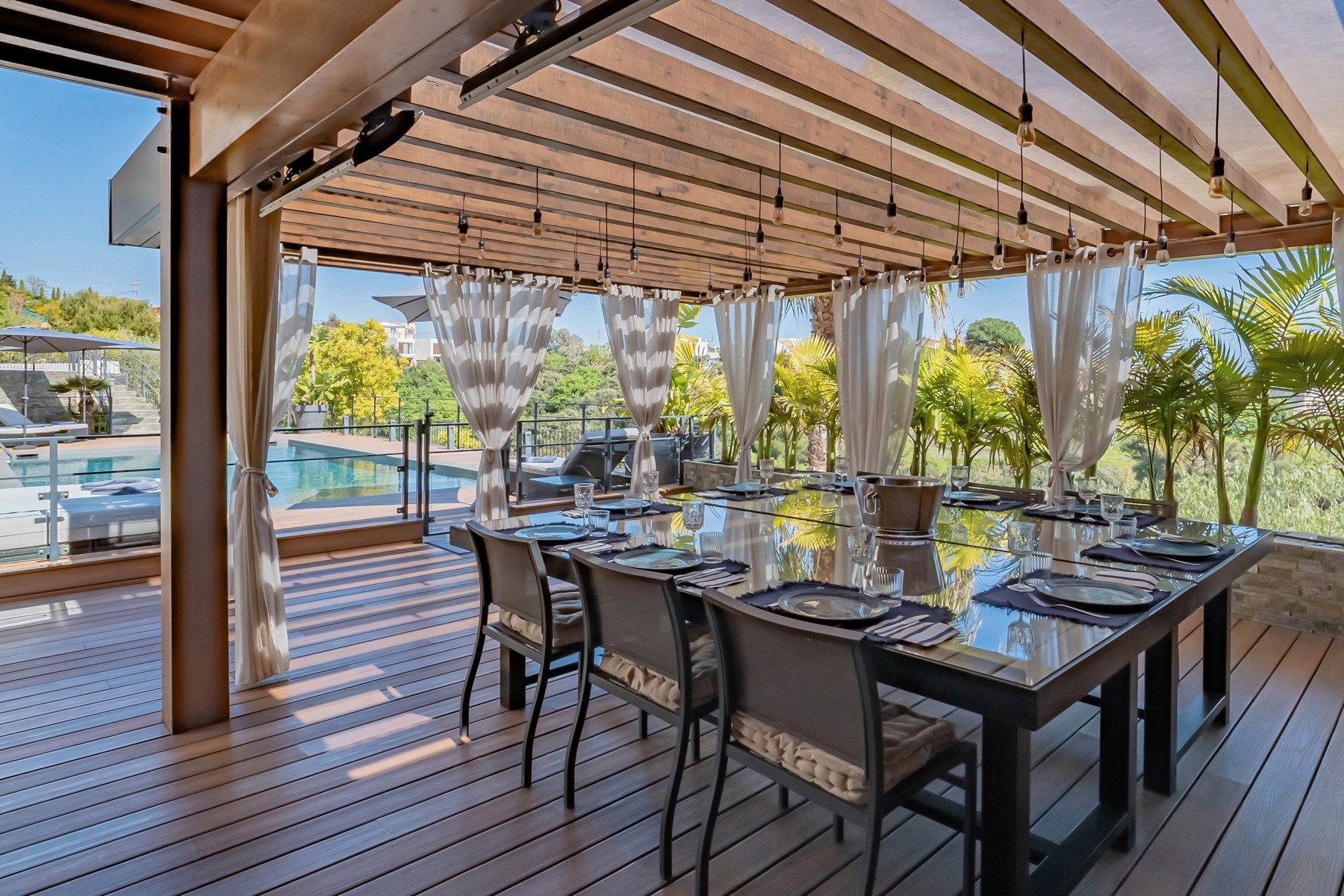 villa 8 Rooms for sale on CAGNES SUR MER (06800)