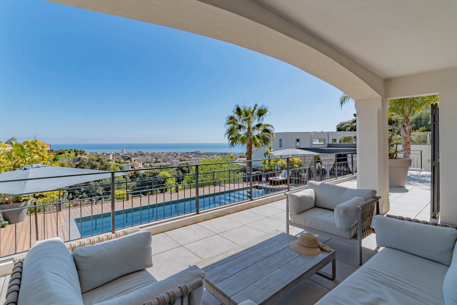 villa 8 Rooms for sale on CAGNES SUR MER (06800)