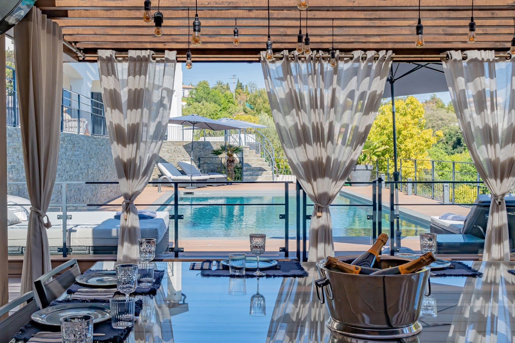 villa 8 Rooms for sale on CAGNES SUR MER (06800)