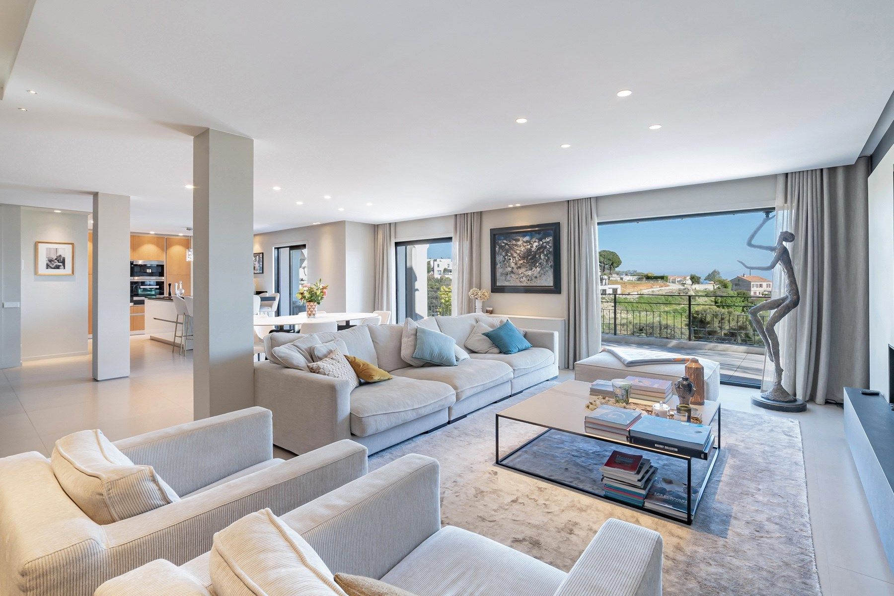 villa 8 Rooms for sale on CAGNES SUR MER (06800)