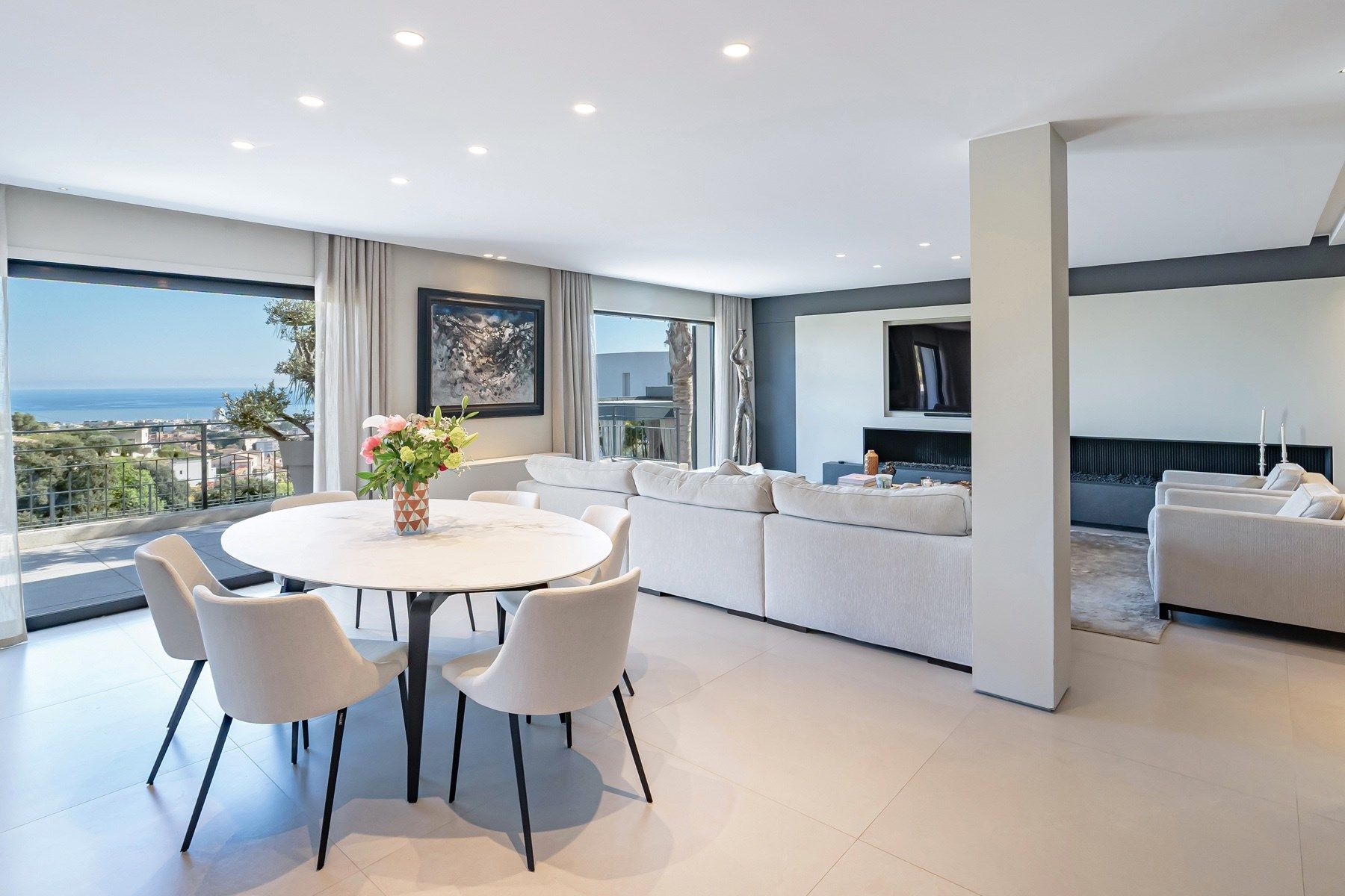 villa 8 Rooms for sale on CAGNES SUR MER (06800)