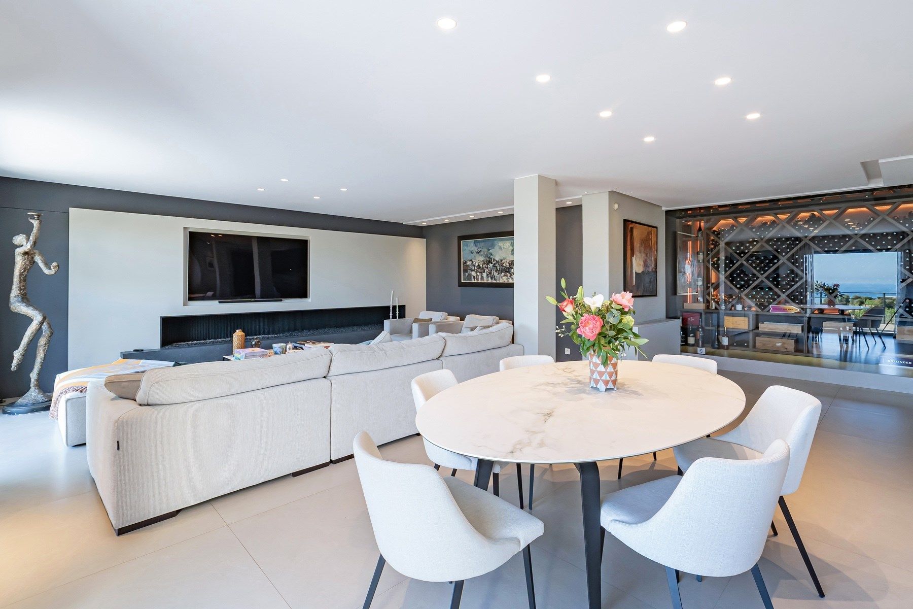 villa 8 Rooms for sale on CAGNES SUR MER (06800)