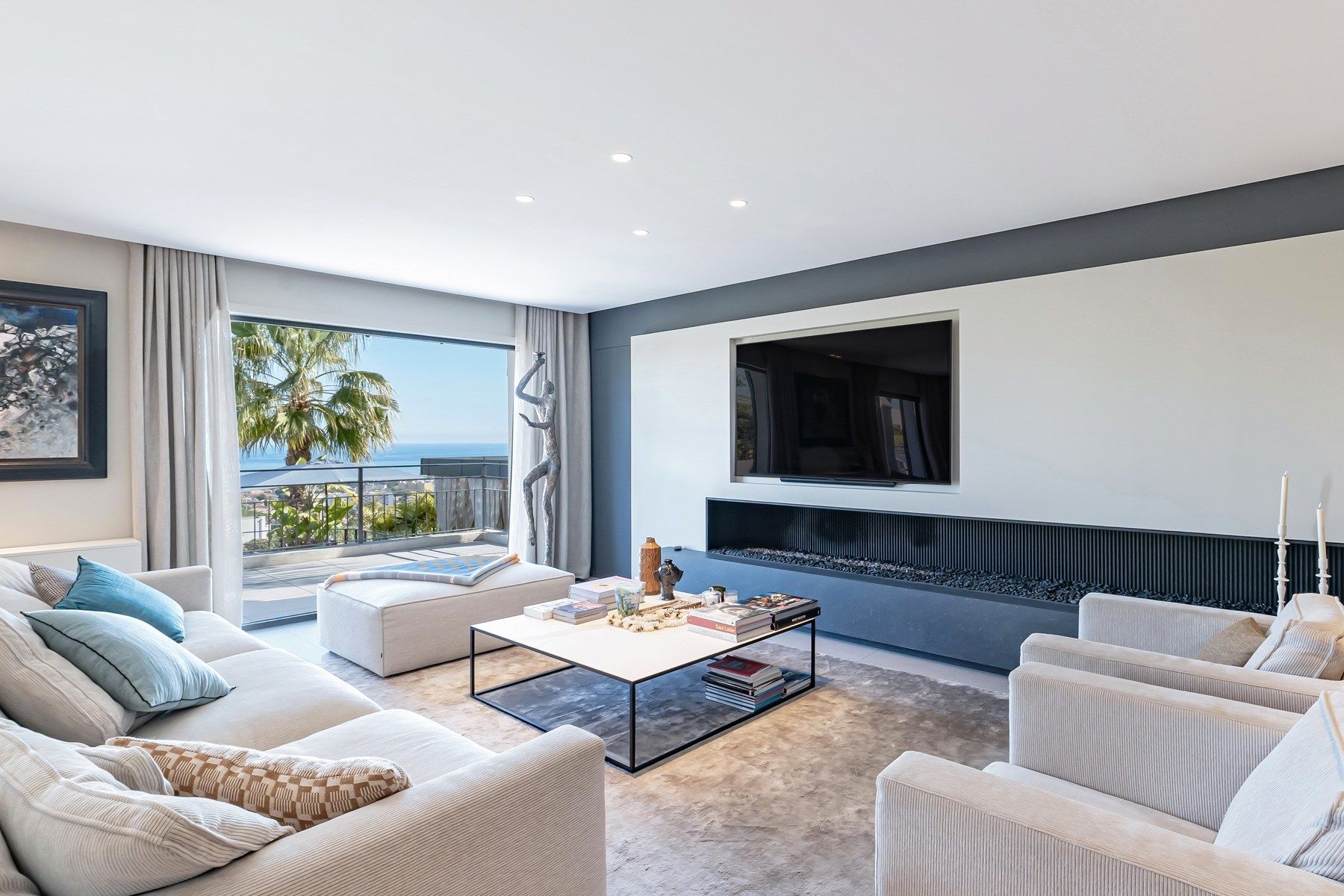 villa 8 Rooms for sale on CAGNES SUR MER (06800)