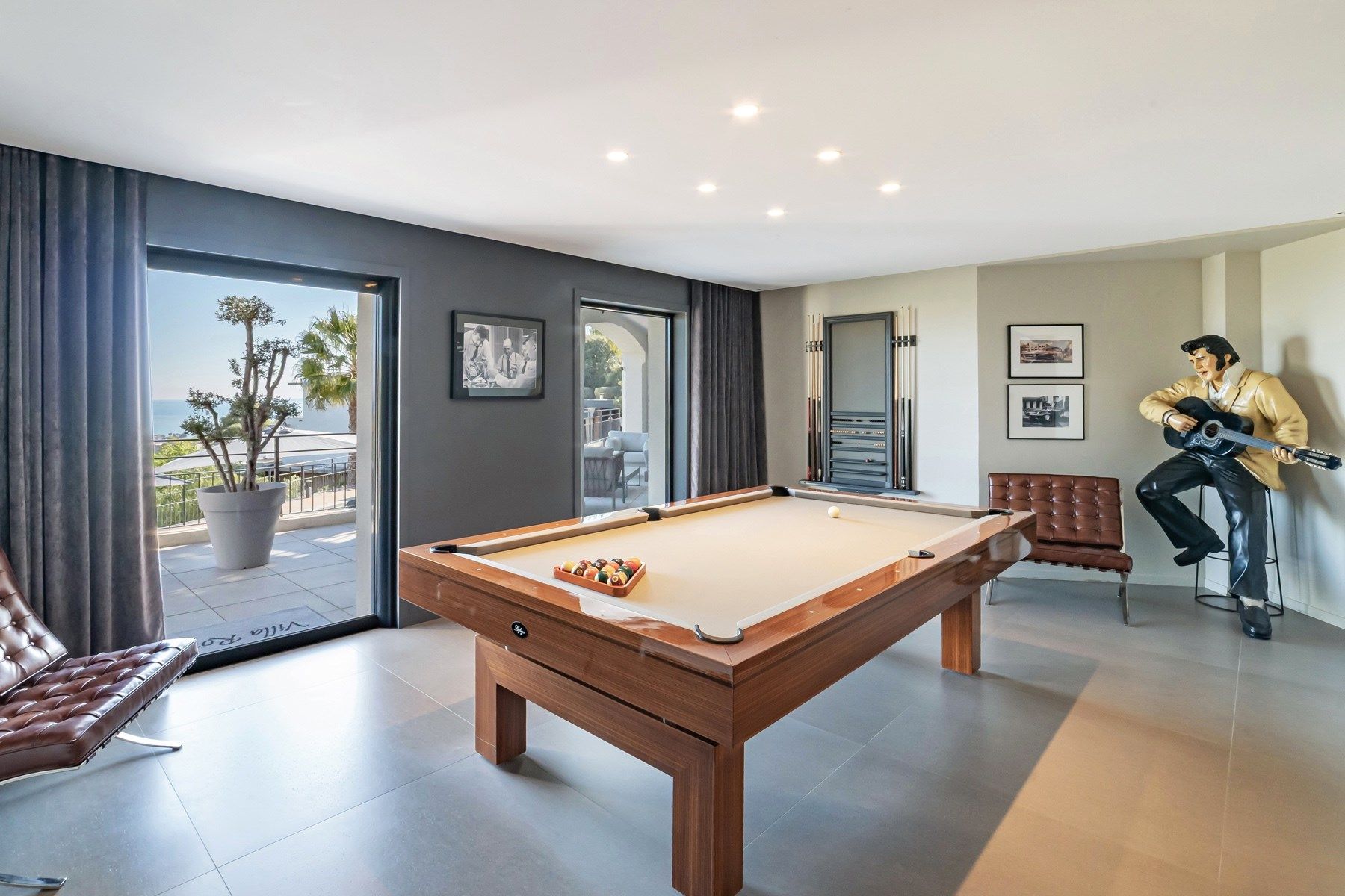 villa 8 Rooms for sale on CAGNES SUR MER (06800)